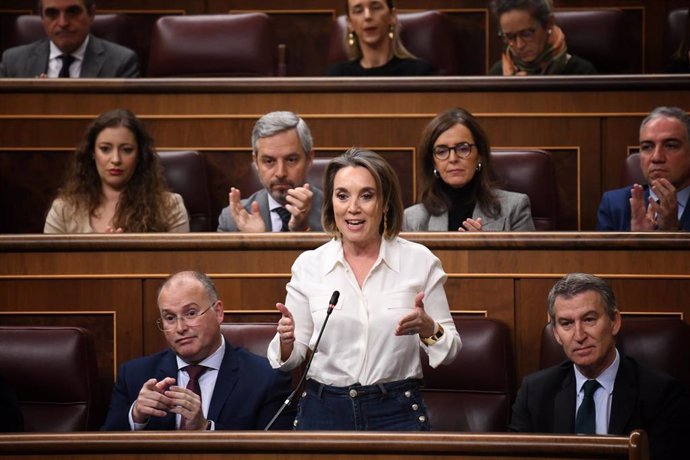 La secretaria general del PP, Cuca Gamarra, interviene durante una sesión de control al Gobierno en el Congreso de los Diputados, a 11 de diciembre de 2024, en Madrid (España). El PP encara la sesión de control al Gobierno de hoy en el Congreso como un nu