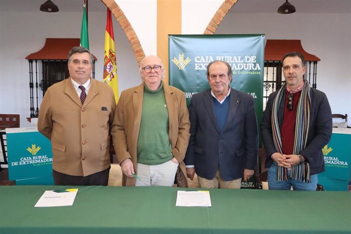 El presidente de Caja Rural de Extremadura, Urbano Caballo, firma convenios con entidades