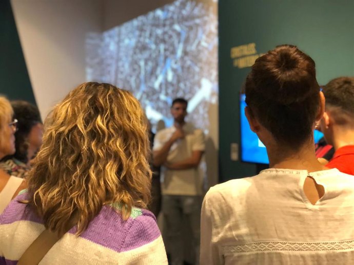 Jóvenes participantes en una de las actividades del Museo Casa de la Ciencia.