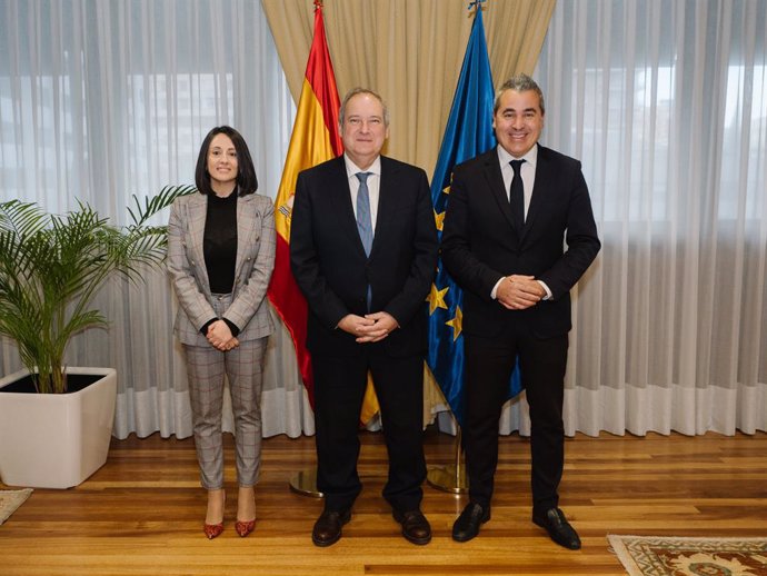 De izquieda a derecha: la secretaria de Estado de Industria, Rebeca Torró; el ministro de Industria y Turismo, Jordi Hereu y el presidente de la Asociación Nacional de Fabricantes de Automóviles, Josep María Recasens