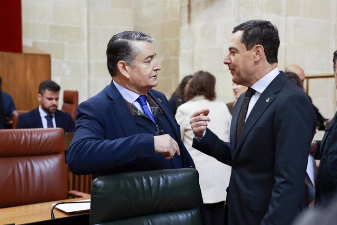 El presidente de la Junta de Andalucía, Juanma Moreno (d), junto al consejero de la Presidencia, Interior, Diálogo Social y Simplificación Administrativa, Antonio Sanz (i), al inicio del Debate sobre el Estado de la Comunidad.