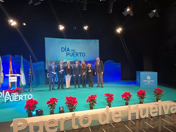 Autoridades y premiados posan tras el acto del Día del Puerto de Huelva.