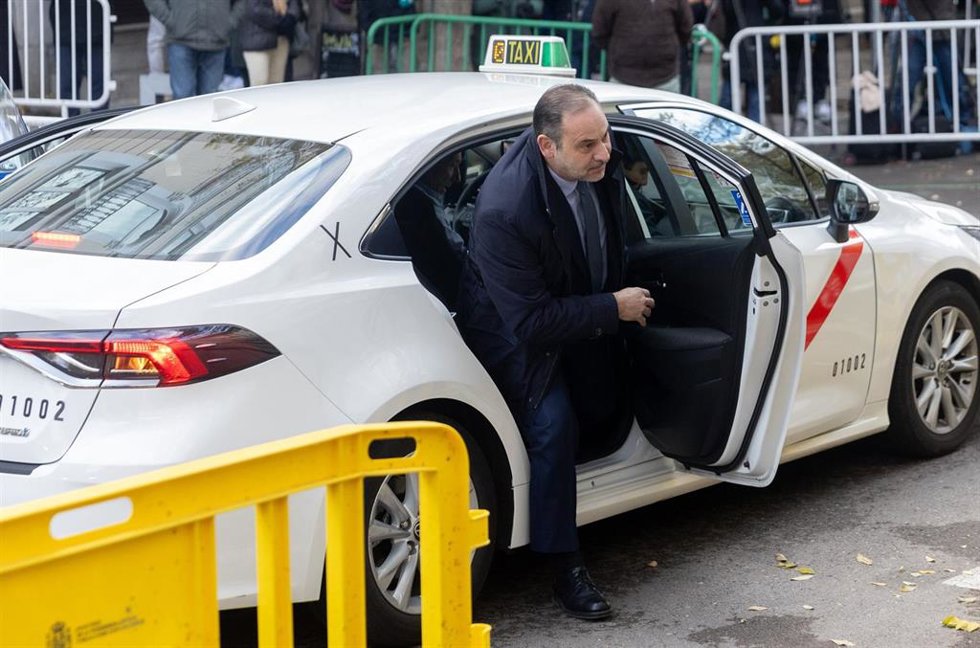 El exministro de Transportes, José Luis Ábalos, a su llegada a declarar como imputado por el caso Koldo, en el Tribunal Supremo, a 12 de diciembre de 2024, en Madrid (España). 