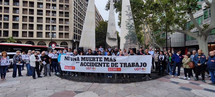 Archivo - Imagen de archivo de una concentración de UGT y CCOO Aragón para condenar la muerte de varios trabajadores en la Comunidad.