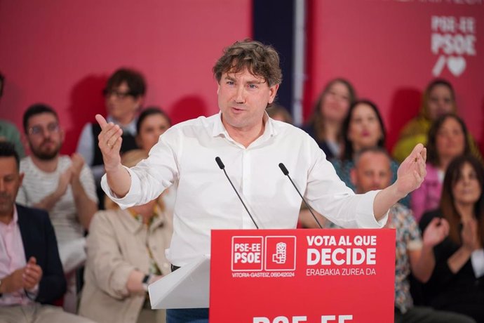 Archivo - El secretario general del PSE-EE y candidato a Lehendakari, Eneko Andueza, interviene durante un acto de campaña del PSOE, en el Palacio Europa, a 6 de abril de 2024, en Vitoria-Gasteiz, Álava, País Vasco (España).