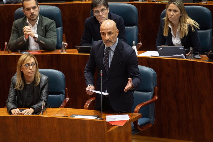 El nuevo portavoz del PSOE en la Asamblea, Jesús Celada, interviene durante una sesión plenaria en la Asamblea de Madrid, a 12 de diciembre de 2024, en Madrid (España).