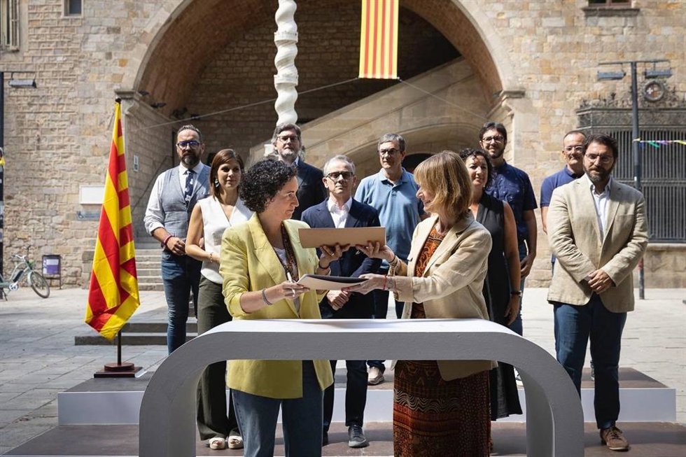 Archivo - La secretaria general de ERC, Marta Rovira, y la viceprimera secretaria del PSC, Llusa Moret, firman el acuerdo de investidura de Salvador Illa