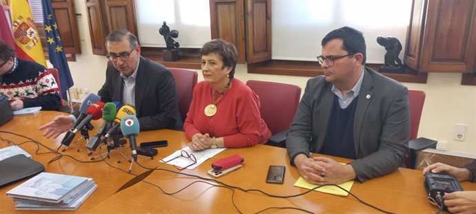 De izquierda a derecha: el rector de la UMU, José Luján; la vicerrectora de Infraestructuras, Belén López, y el decano de la facultad de Letras, José Antonio Molina, durante la presentación de las obras