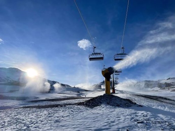 Cañón de producción de nieve funcionando en Sierra Nevada