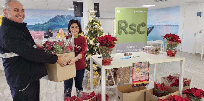 Voluntarios de la Asociación Niños de Korhogo visitan la sede social de Hefame en Santomera (Murcia) para vender plantas de Navidad y papeletas para un sorteo para recaudar fondos