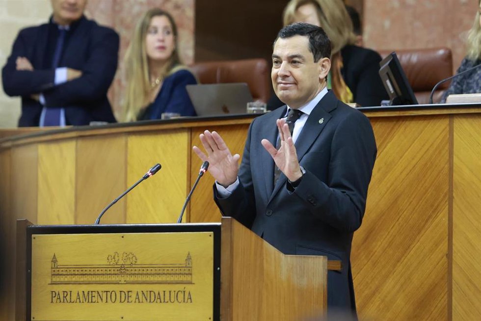 El presidente de la Junta de Andalucía, Juanma Moreno, este jueves en el Pleno del Parlamento