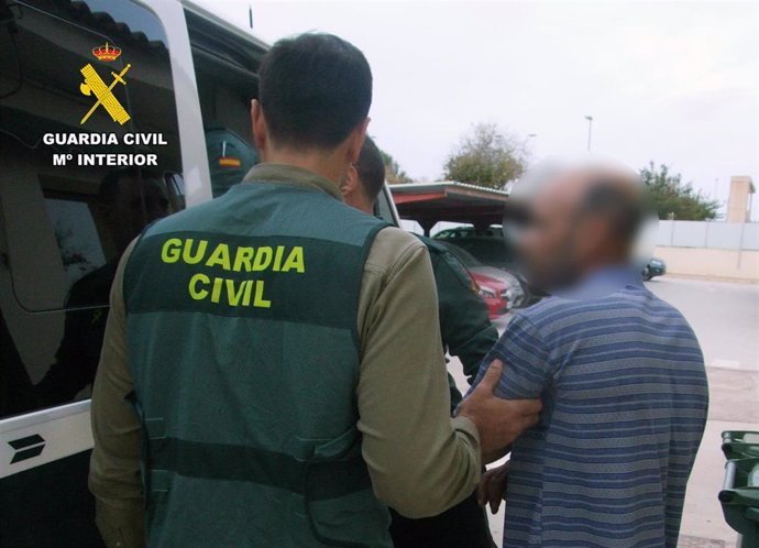 Imagen del arrestado, siendo trasladado por la Guardia Civil