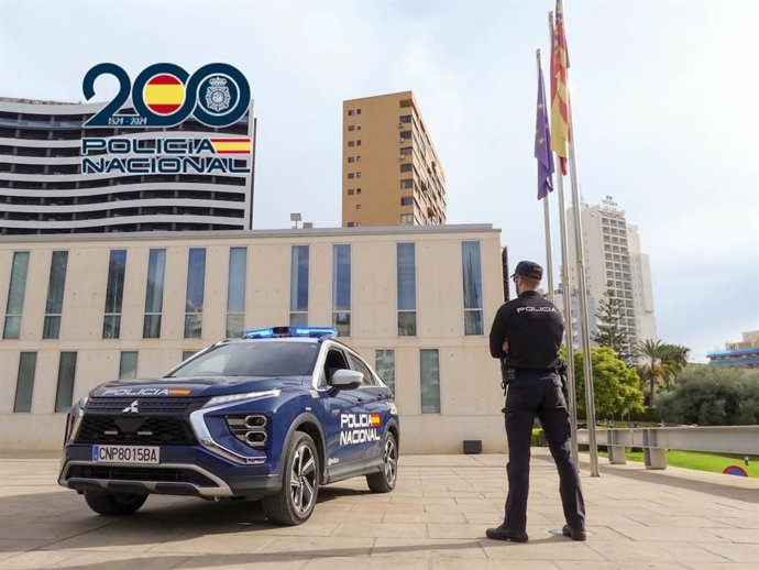 Un cotxe i un agent de Policia Nacional a Benidorm, en una imatge d'arxiu.