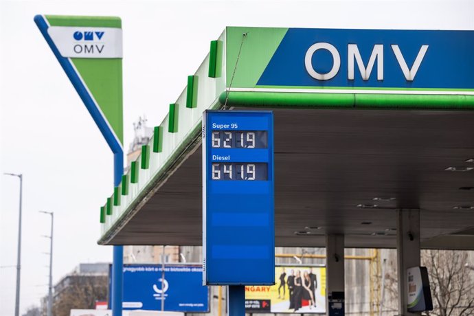 Archivo - FILED - 10 March 2024, Hungary, Budapest: The fuel prices can be seen on a board at an OMV AG filling station. Russia will stop its gas deliveries to Austria from Saturday, Austrian energy company OMV said on Friday. Photo: Marton Monus/dpa