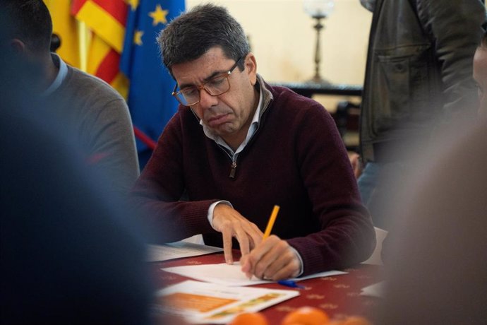 El president de la Generalitat, Carlos Mazón, asiste a una reunión de la mesa de Agricultura, a 12 diciembre de 2024, en Carcaixent