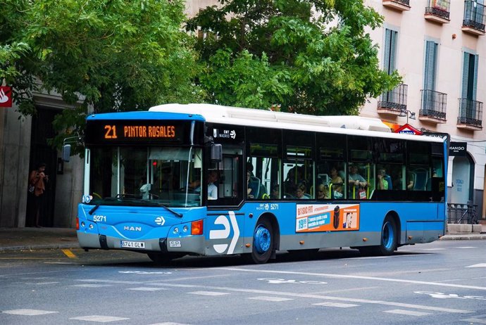 Archivo - Imagen de recurso de un autobús de la EMT de Madrid.