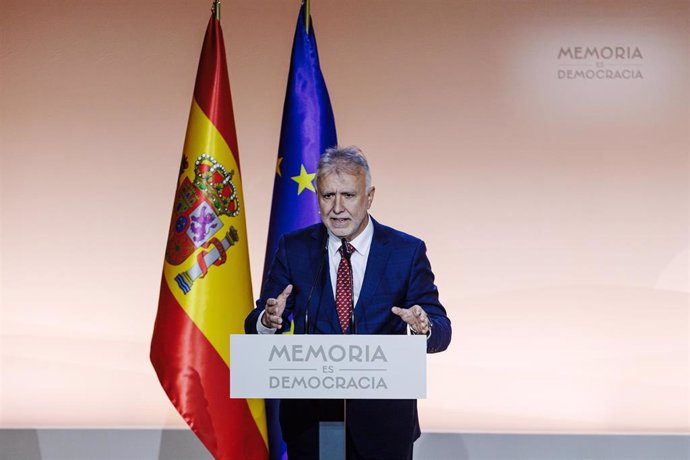 El ministro de Política Territorial y Memoria Democrática, Ángel Víctor Torres, interviene durante el acto con motivo de la celebración del ‘Día de Recuerdo y Homenaje a todas las víctimas del golpe militar, la Guerra y la Dictadura’, en el Auditorio Naci