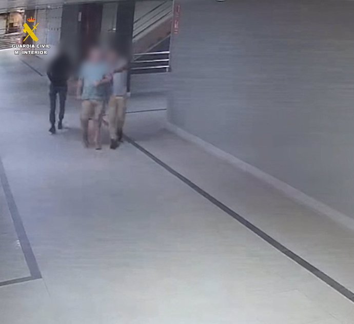 La Guardia Civil detiene a dos individuos por un robo con violencia en un centro comercial del sur de Gran Canaria