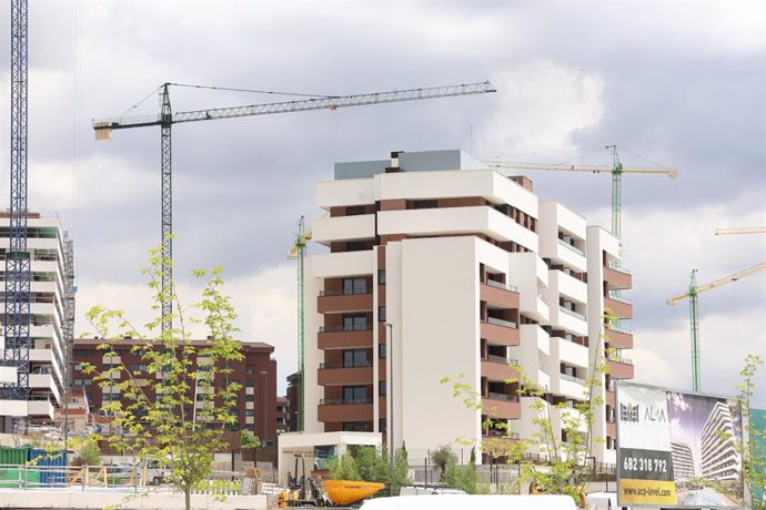 Archivo - Edificación de viviendas, a 20 de junio de 2024, en Tres Cantos, Madrid (España).