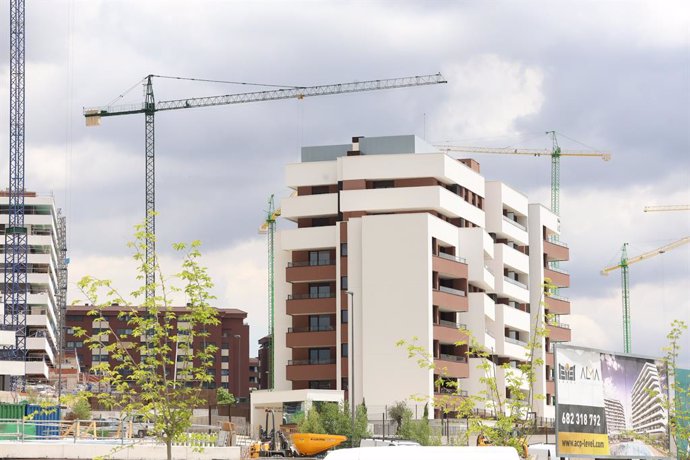 Archivo - Edificación de viviendas, a 20 de junio de 2024, en Tres Cantos, Madrid (España). El número de hipotecas constituidas sobre viviendas se disparó un 28% en abril respecto al mismo mes de 2023, hasta sumar más de 34 mil préstamos, su mayor cifra e