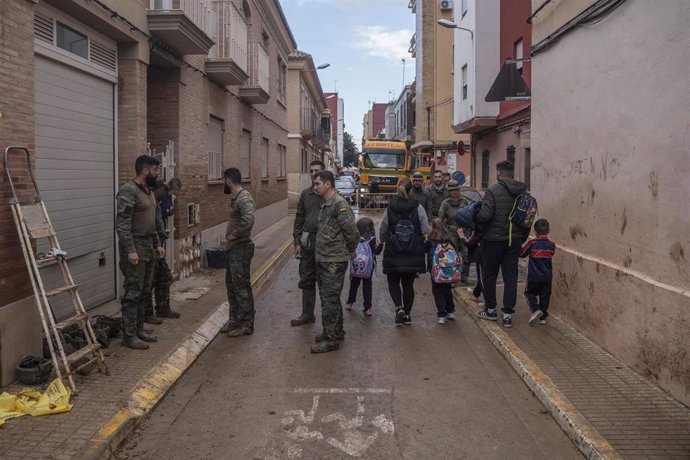 Imagen de archivo de niños volviendo al cole en Paiporta (Valencia) tras la dana