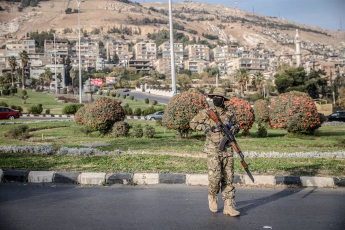 Un hombre armado en la capital de Siria, Damasco, tras la caída del régimen de Bashar al Assad por la ofensiva de yihadistas y rebeldes encabezados por Hayat Tahrir al Sham (HTS)