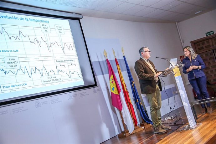 El delegado de la Aemet, Luis María Bañón, junto a la delegada del Gobierno en la región, Milagros Tolón, presenta el balance climatológico del otoño en Castilla-La Mancha.