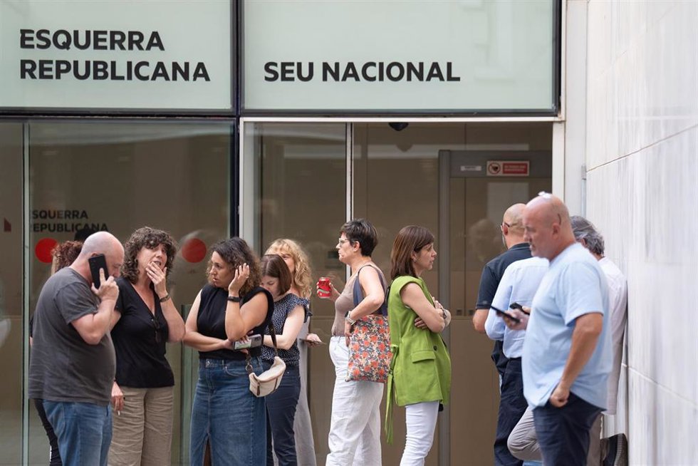 Archivo - Varios miembros de ERC durante un descanso de una reunión, en la sede de ERC, en una imagen de archivo.