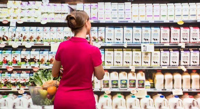 Archivo - Mujer en el supermercado, productos, comida