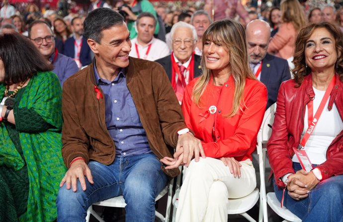 El Presidente del Gobierno, Pedro Sánchez, y su esposa Begoña Gómez durante la clausura del 41º Congreso Federal del PSOE en el Palacio de Congresos y Exposiciones. A 1 de diciembre de 2024, en Sevilla, Andalucía (España).