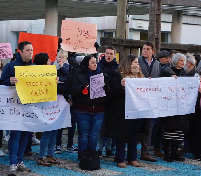 El secretario xeral del PSdeG, José Ramón Gómez Besteiro, en la concentración ante el CEIP Bergantiños de Carballo