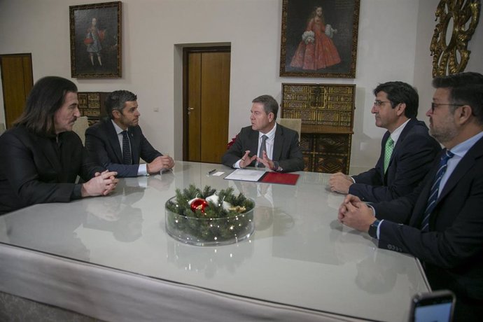 El presidente de Castilla-La Mancha, Emiliano García-Page, ha firmado, en el Palacio de Fuensalida, el documento de apoyo a la candidatura de Campo de Criptana (Ciudad Real) para que forme parte de la red de Ciudades Creativas de la UNESCO