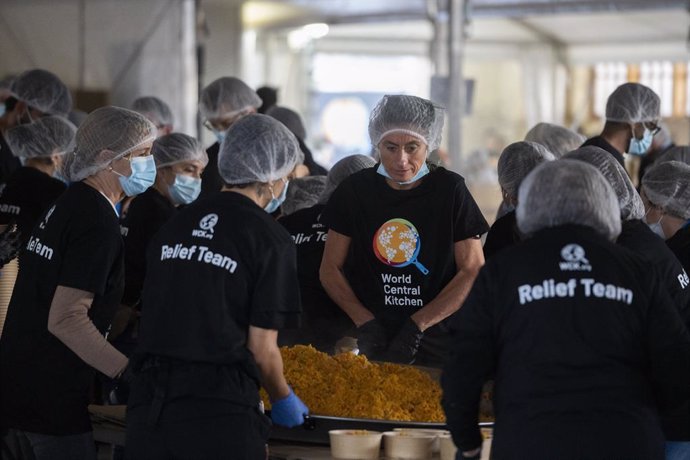 Voluntaris de WCK en l'espai cedit per l'Ajuntament de València a World Central Kitchen, a 21 de novembre de 2024, a València, Comunitat Valenciana (Espanya). 