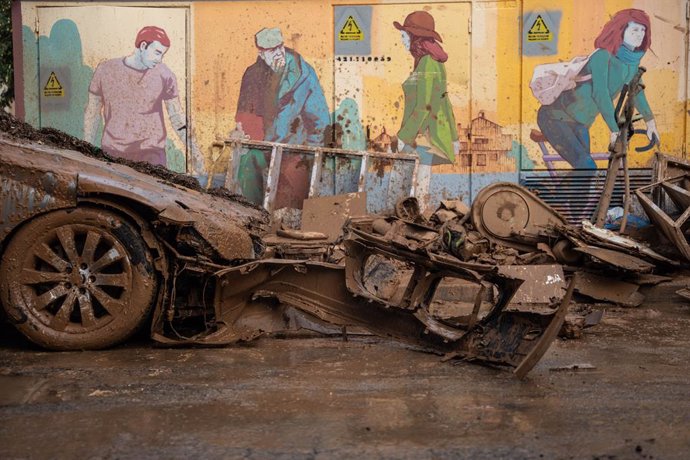 Archivo - Un coche destrozado tras el paso de la DANA, a 9 de noviembre de 2024, en Alfafar, Valencia, Comunidad Valenciana (España). Las labores de búsqueda de posibles víctimas de la DANA en la provincia de Valencia siguen adelante hoy con el despliegue