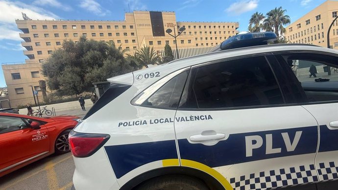 Dos agents de la Policia Local de València salven la vida a un nounat que s'havia ennuegat i no respirava