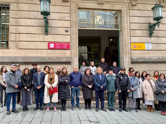 Minuto de silencio en la Delegación del Gobierno en Baleares en repulsa por el asesinato machista de Can Pastilla