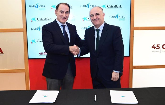 El presidente de Garántia, Javier González de Lara, y el director territorial de CaixaBank en la Comunidad andaluza, Juan Ignacio Zafra.