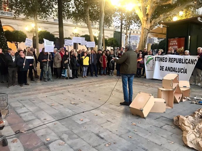 Concentración de los memorialistas en la Plaza Nueva con Antonio Dechent