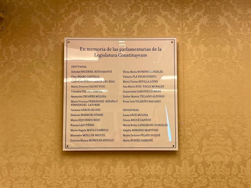 Placa en memoria de las parlamentarias de la Legislatura Constituyente en la Sala Constitucional del Congreso.