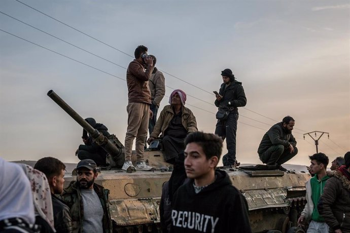 Fotografía de archivo de un grupo de personas sobre un vehículo militar frente a la prisión de Sednaya tras la caída del régimen de Bashar al Assad por la ofensiva de yihadistas y rebeldes liderada por Hayat Tahrir al Sham (HTS)