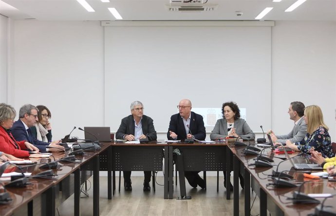 El director general de Educación y FP, Gil Sevillano, el consejero Carlos Gimeno y la consejera Carmen Maeztu, en la reunión del Consejo Navarro de FP celebrada esta mañana.