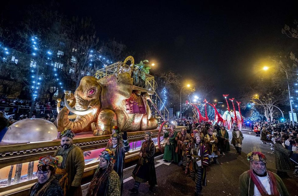 Archivo - El Rey Baltasar saluda a los niños durante la cabalgata, a 5 de enero de 2024, en Madrid (España).