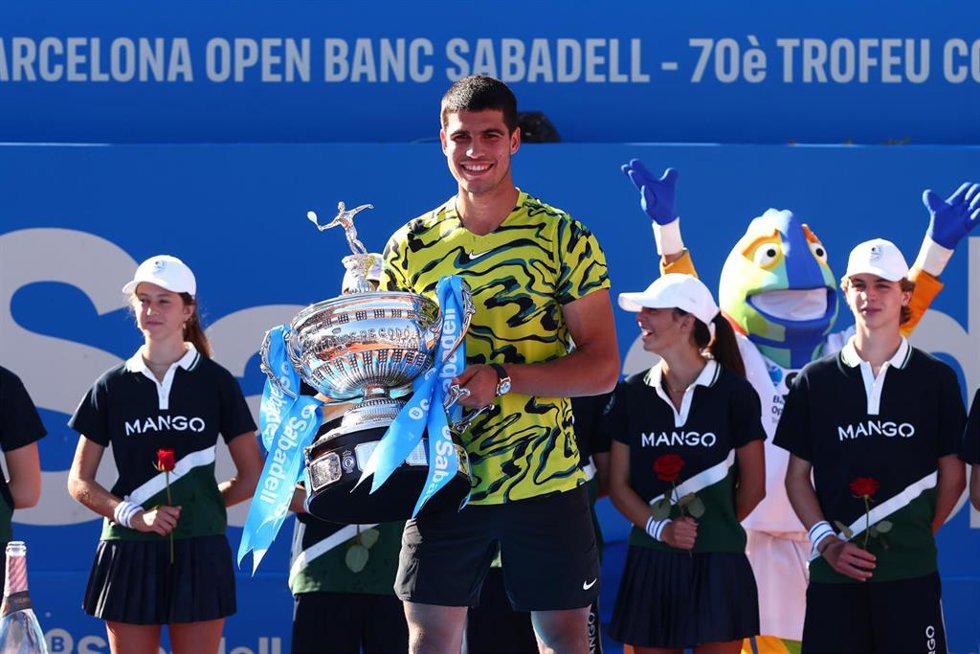 Archivo - Carlos Alcaraz of Spain poses for photo with the champion trophy after winning against Stefanos Tsitsipas of Greece during the Final match of the Barcelona Open Banc Sabadell 2023 (Conde Godo) at Real Club De Tenis Barcelona on April 23, 2023 