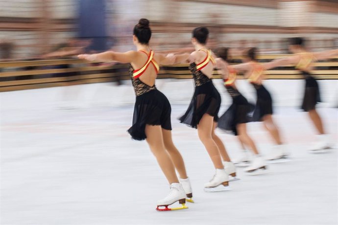 Archivo - Exhibición del equipo de patinaje artístico Team Sapphire