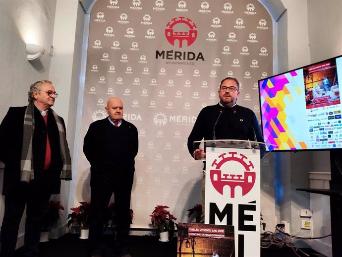 El alcalde de Mérida, Antonio Rodríguez Osuna, con el hermano mayor de la Cofradía de la Sagrada Cena, Rafael Angulo, y el párroco de San José, Rafael Navarrete.