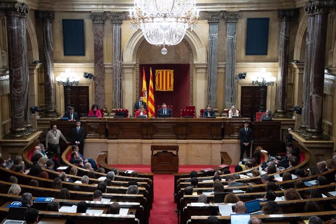 Un pleno en el Parlamento de Cataluña, a 11 de diciembre de 2024, en Barcelona, Cataluña (España). El Govern de Salvador Illa protagoniza una nueva sesión de control en el Parlament, con el proyecto de presupuestos aún a la espera de que ERC elija a una n