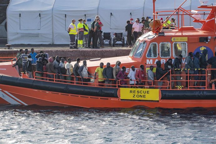 Una lancha de Salvamento Marítimo tras el rescate de un cayuco a su llegada al Puerto de la Restinga, a 3 de diciembre de 2024, en El Hierro, Santa Cruz de Tenerife, Tenerife, Canarias (España).