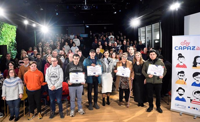 La alcaldesa de Santander entrega los premios a los ganadores del concurso 'Soy CAPAZitado'