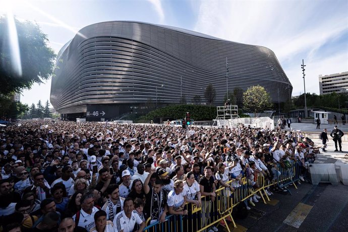 Archivo - (Foto de ARCHIVO) Cientos de personas esperan la llegada de los jugadores, durante la previa del partido de vuelta de semifinales de la Champions League, en los alrededores del Estadio Santiago Bernabéu