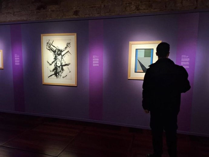 Una persona visita la exposición 'Collezione Paolo VI. La apertura al arte contemporáneo' en el Museu Diocesà de Barcelona